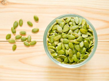 Kopya alanı ile ahşap masa üzerinde bir kase kabak çekirdeği