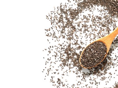 Beyaz arka planda izole edilmiş tahta kaşıkta Chia tohumları. Üst Manzara. Boşluğu kopyala.