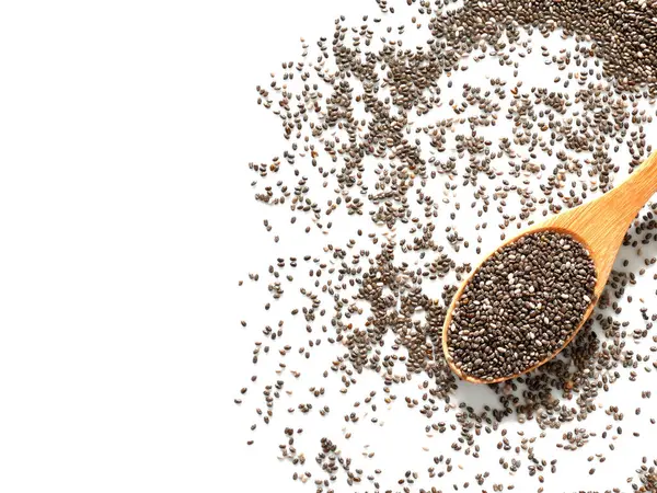 Beyaz arka planda izole edilmiş tahta kaşıkta Chia tohumları. Üst Manzara. Boşluğu kopyala.