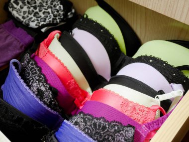 Ahşap çekmecede kadın seksi iç çamaşırları.