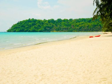 Güneşli bir günde Tayland 'ın Koh Kood Adası' nda huzurlu bir sahil manzarası.