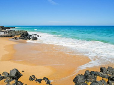 Batı Avustralyalı Bunbury sahiline çarpan sörf.