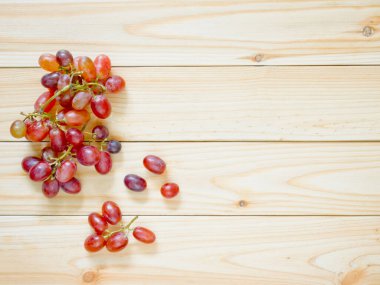 Tahta masada bir demet üzüm. Üst görünüm.