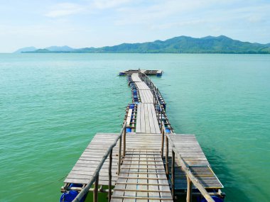 Yüzen ahşap iskeleler ve yüzen sepetler