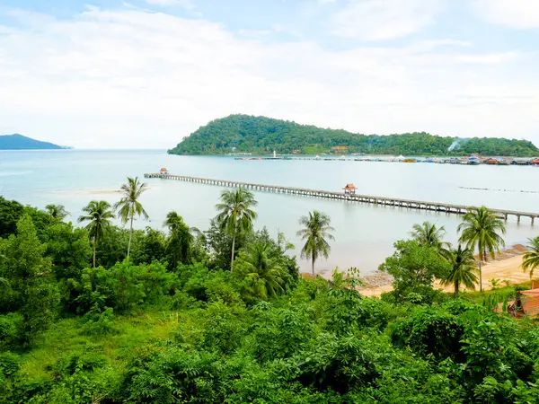 Koh Chang, Tayland 'da uzun iskele manzarası ve güzel doğa.