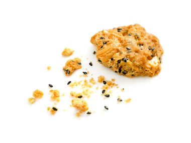 Kaşu somun ve siyah susam tohumu çerez beyaz arka plan üzerinde izole kırıntıları ile