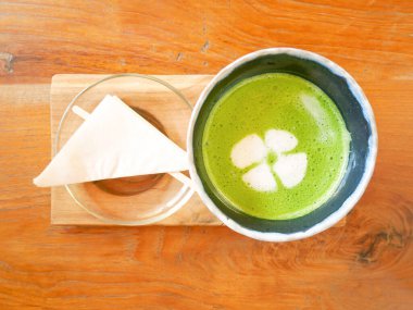 Kafedeki ahşap tepside kibrit yeşili latte.