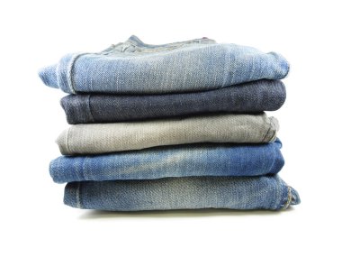 Beyaz arkaplanda izole edilmiş kot yığını