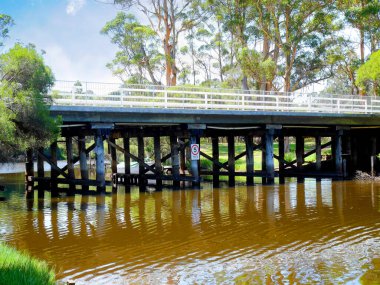 Köprü nehri geçiyor ve 5 deniz mili hız tabelası var.