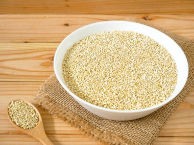 Bir kase çiğ beyaz Quinoa ahşap tablo