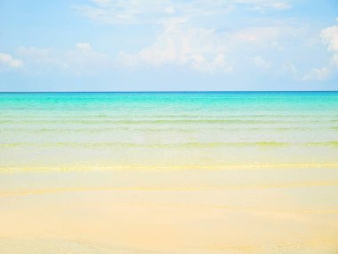 Tahta, açık mavi denizde güneşli bir havada sallanıyor.