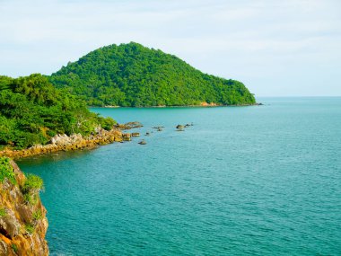 Güneşli bir günde adanın havadan görünüşü