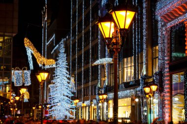 Geceleyin kalabalık bir Budapeşte alışveriş sokağında Noel ışıkları 