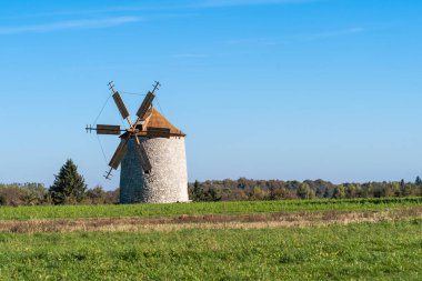Otlak bir tarlada kırsal taş yel değirmeni