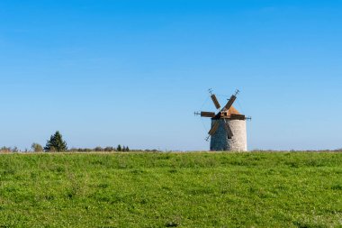 Otlak bir tarlada kırsal taş yel değirmeni