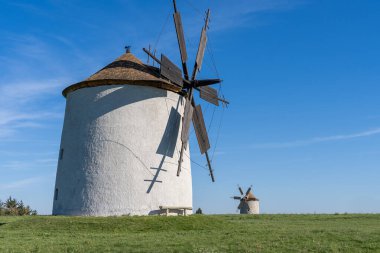 Otlak bir tarlada kırsal yel değirmenleri