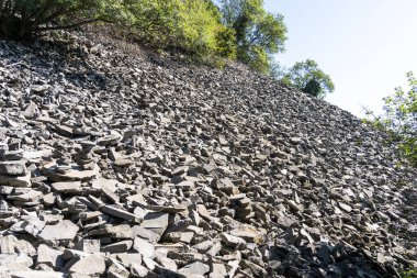 Eski bir volkanın yanında volkanik bazalt taşları olan kaya alanı.