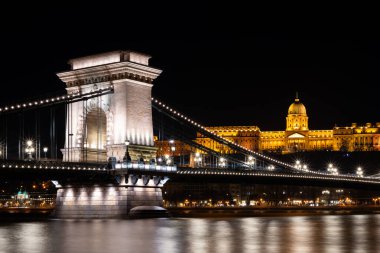 Macaristan 'ın başkenti Budapeşte' deki tarihi Zincir Köprüsü gece aydınlandı.