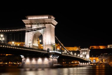 Macaristan 'ın başkenti Budapeşte' deki tarihi Zincir Köprüsü gece aydınlandı.