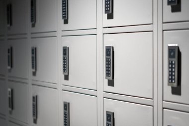 Gri dolaplardaki sayı kombinasyonu kilitleri