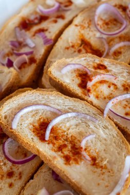 Geleneksel domuz yağlı ekmek soğan dilimleri ve biberli