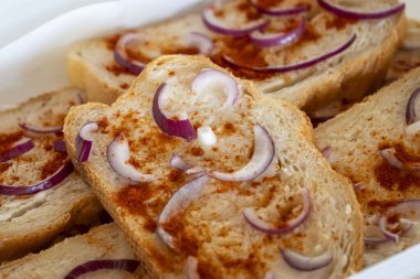 Geleneksel domuz yağlı ekmek soğan dilimleri ve biberli