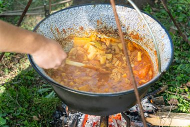 Açık havada kıyma güveci pişiriyorum.