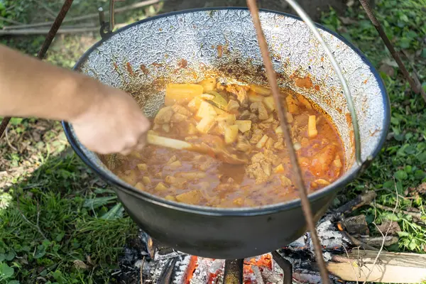 Açık havada kıyma güveci pişiriyorum.