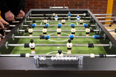 Masa futbolu oynayan gençler