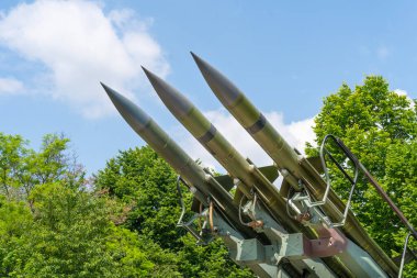 Sovyet yapımı orta menzilli uçaksavar füzeleri.