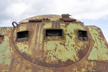 Paslı, eski bir Sovyet askeri aracının casus deliği.