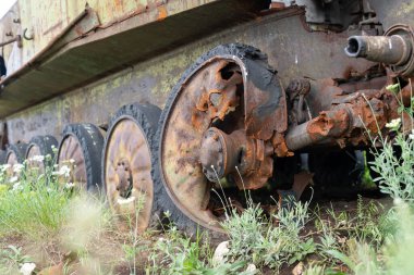 Paslı eski Sovyet askeri araç enkazı bir tarlada tekerler.