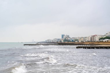 Sonbaharda Jesolo, İtalya 'da rıhtımlı deniz manzarası ve yumuşak dalgalar