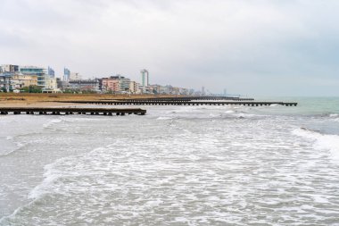 Sonbaharda Jesolo, İtalya 'da rıhtımlı deniz manzarası ve yumuşak dalgalar