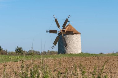 Otlak bir tarlada kırsal taş yel değirmeni