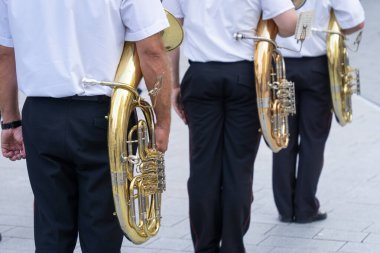 Elinde bariton kornası olan askeri müzisyenler