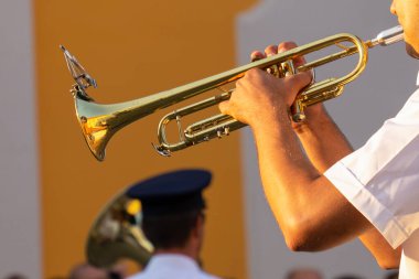 Askeri müzisyenler bir festivalde trompet çalıyorlar