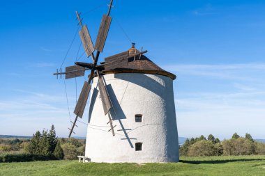 Otlak bir tarlada kırsal taş yel değirmeni