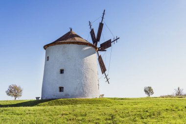Otlak bir tarlada kırsal taş yel değirmeni
