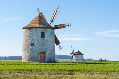 Otlak bir tarlada kırsal taş yel değirmeni