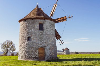 Otlak bir tarlada kırsal taş yel değirmeni