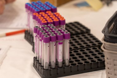 Kan bağışında kan örneği tüpleri.