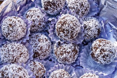 Hindistan cevizli kek, hindistan cevizli top, mor kağıtla süslenmiş..