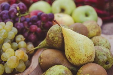 Yeşil armutlar, yeşil ve mor üzümler