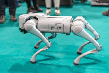 Gri askeri robot köpek yeşil arka planlı bir gösteride