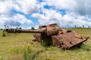 Eski yok olmuş T-54 Rus tankı çimen tarlasında