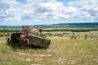 Eski yok olmuş T-54 Rus tankı çimen tarlasında