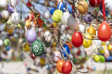 Renkli Yumurta Dekorasyonlu Paskalya Ağacı