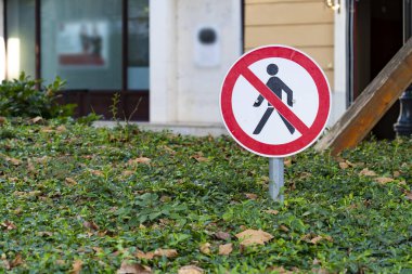 Şehir parkında çimlere basılmıyor.