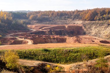 Terk edilmiş boksit madeni ve sonbahar bitkisi.